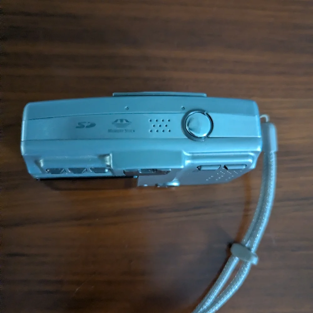 Minolta DiMAGE G500 5MP Digital Camera 3x Optical Zoom And Battery